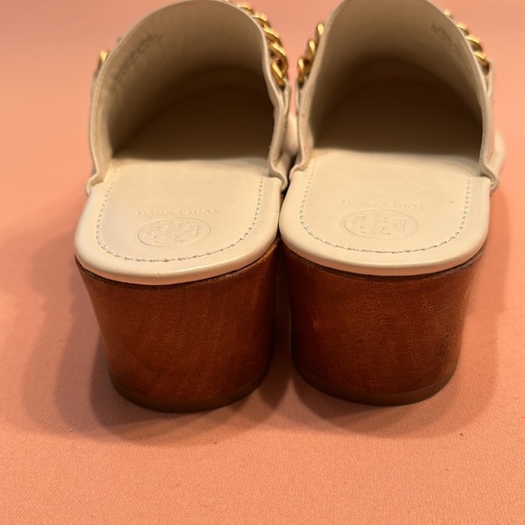 New Tory Burch Ivory Mini Benton Clogs with Gold Charm. Size 8.5. - Picture 6 of 7